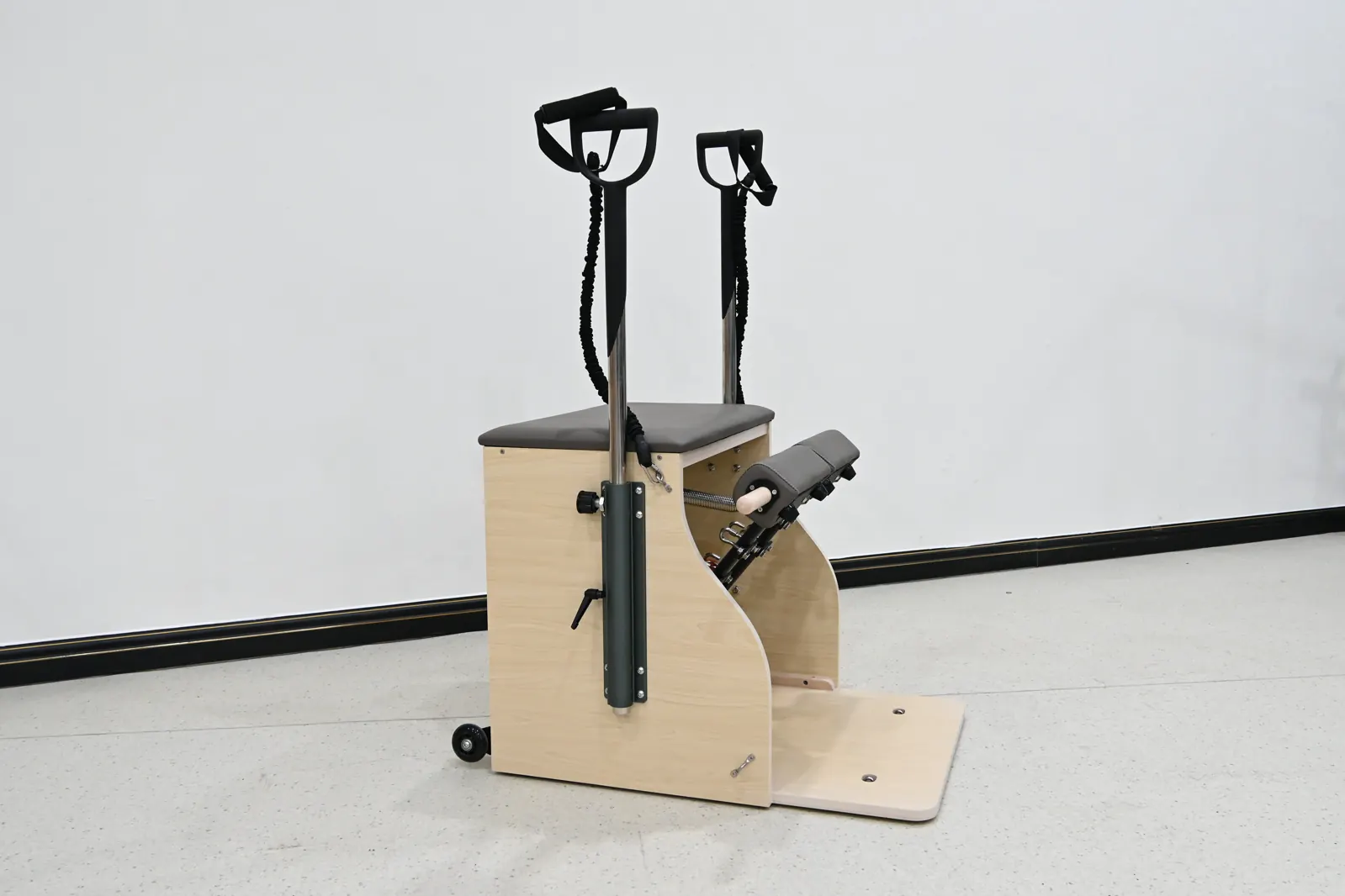 Wunda Chair mit Holzrahmen und gepolstertem Pedal